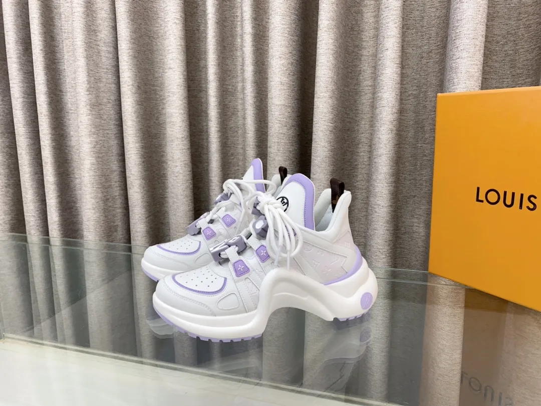 👟👟Ex-factory price 760👟👟 Louis Vuiton·Louis Vuitton 24/ New Chinese Valentine's Day limited edition LV Archlight series arch sole dad shoes casual thick-soled lace-up sneakers top version🔝original purchase, development and production👍🏻 This LV dad shoe features an eye-catching wavy sole and large tongue. It is equipped with a sporty super-elastic running shoe style rubber outsole, which is very eye-catching. It is also combined with a soft and elastic upper made of a variety of high-tech fabrics, making the upper foot comfortable and soft! 🤩 Fabric: Original custom-made first-layer cowhide + technical fabrics Lining: Original imported breathable mesh lining + cowhide foot pads Sole: Original molded correct U-shaped arch outsole Bottom thickness: about 5cm Size: 35-39 (40.41 custom-made, non-refundable)